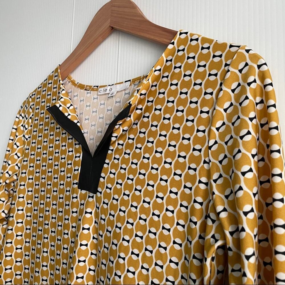 Cleo patterned v-neck top - Picture 3 of 5